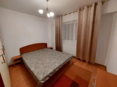 dormitor luminos cu pat inchiriere apartament Sector 1 București